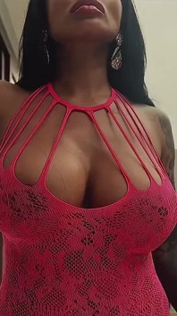Sanktor - MILF Tatuada Asiática Con Enormes Tetas En La Piscina