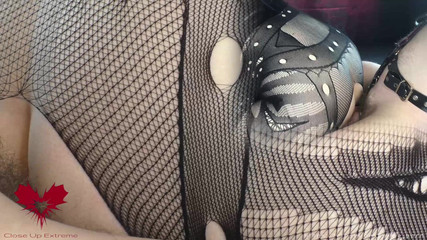 Close Up Extreme: Arkadan sikişme yakın çekim. Lilith amcığıyla yarağa masaj yapıyor. Damlayan dölleme.