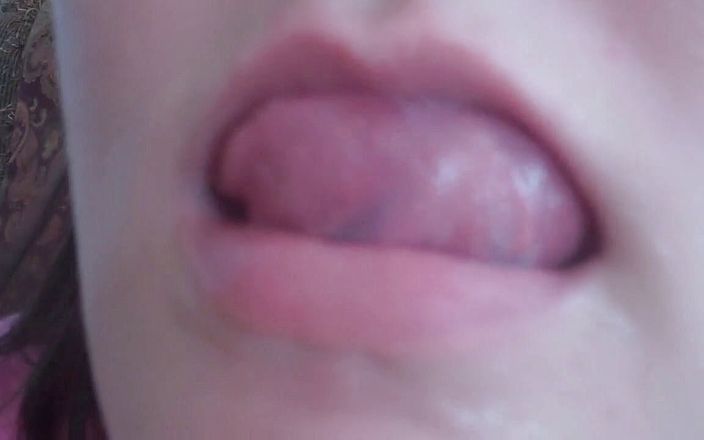 Sexy Amateurz: Ze toont haar mooie tong in close-up