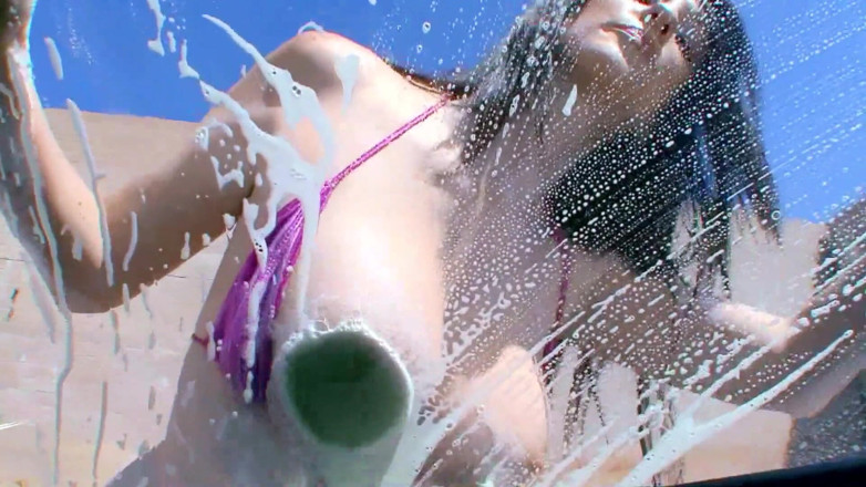 Full porn collection: สาววัยรุ่นผอมบางถูกลากตัวไปเย็ดหลังล้างรถที่บ้าน