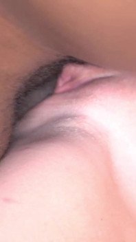 Une grosse noire goûte une blonde douce et sexy