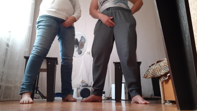 Lesbian-candys: 부모님이 우리를 잡을 수 없도록 옷을 입은 의붓여동생과 자위