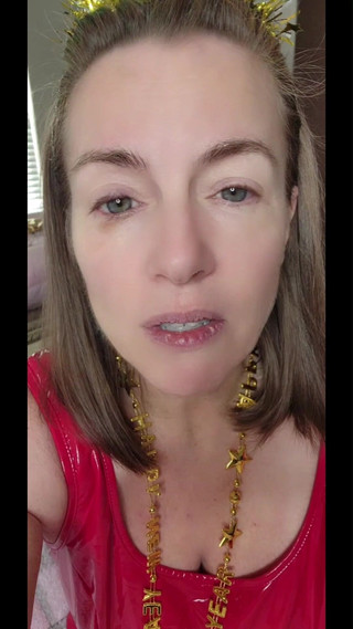 Nikki Nevada: 새해 복 많이 받으시길 바라는 섹시한 밀프 Nikki!