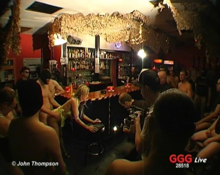 GGG John Thompson OLD STYLE: Ggg - 야생 바 파티에서 갱뱅 당하는 금발의 폭탄 산드라 스타 - 그녀를 모두 따먹는 걸 지켜봐!