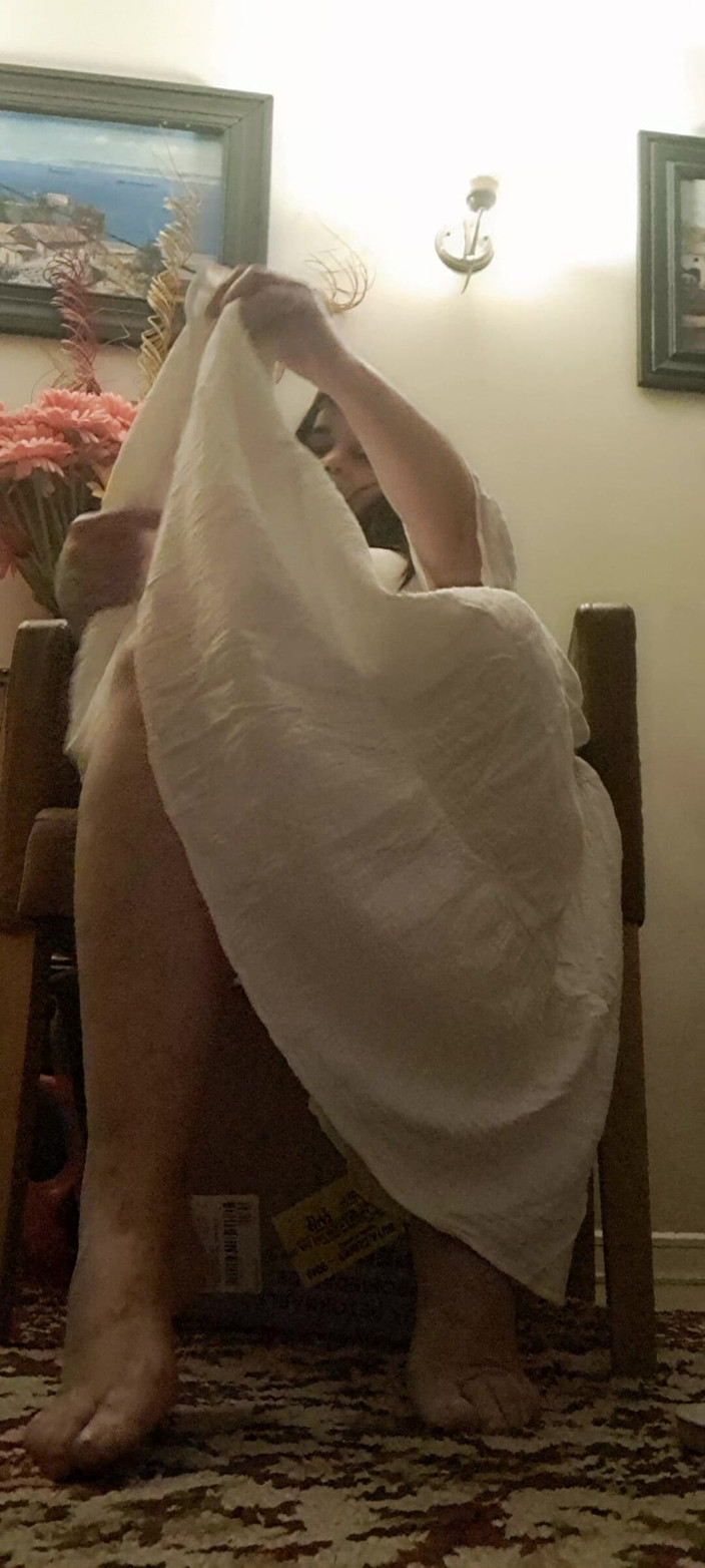 Mommy big hairy pussy: ドレスの下にあるものに触れて味わう