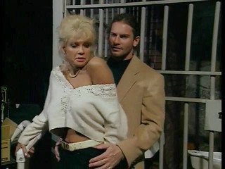 Old Good Porn: Una puttana cattiva con tette naturali viene cavalcata su un...