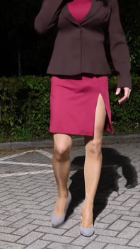 내 빨간 드레스와 광택 스타킹은 오줌을 싸고 있다