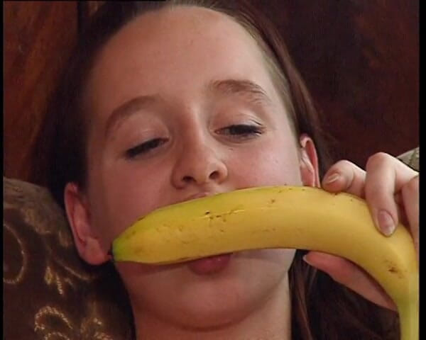 YOUR FIRST PORN: Melancap dengan Pisang