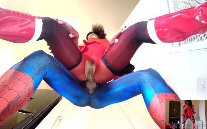 Nylon Xtreme: Em primeiro plano - Sonya Durganova mostra meia-calça vermelha