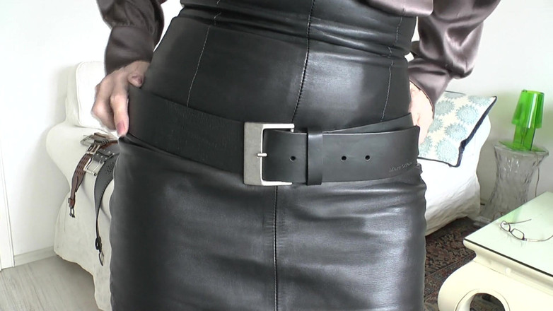 Lady Victoria Valente: Opasek v obývacím pokoji, část 1, Lady Victoria Valente