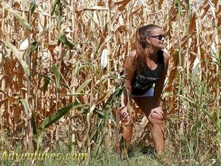 Pee Adventures: Pee in a corn field