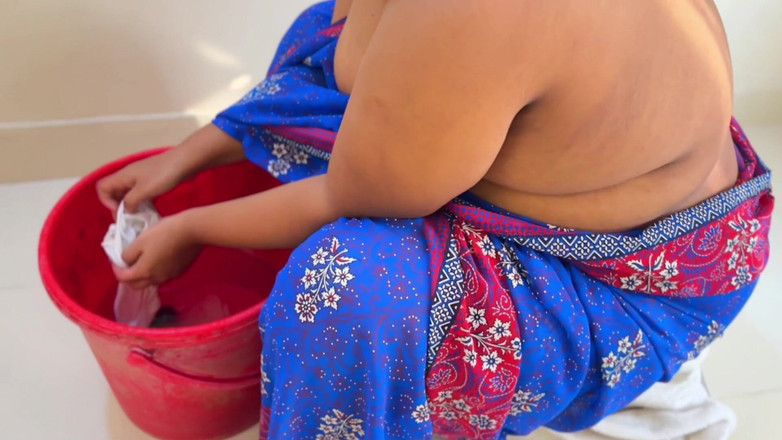 Aria Mia: Tía tamil sin blusa con gran culo, cuando lavaba bragas...