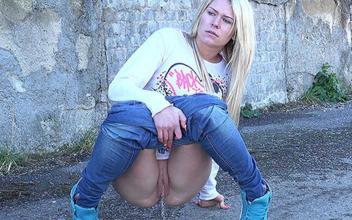 Puffy Network: Джинс і тренери від got2pee, де дівчата приходять мочитися