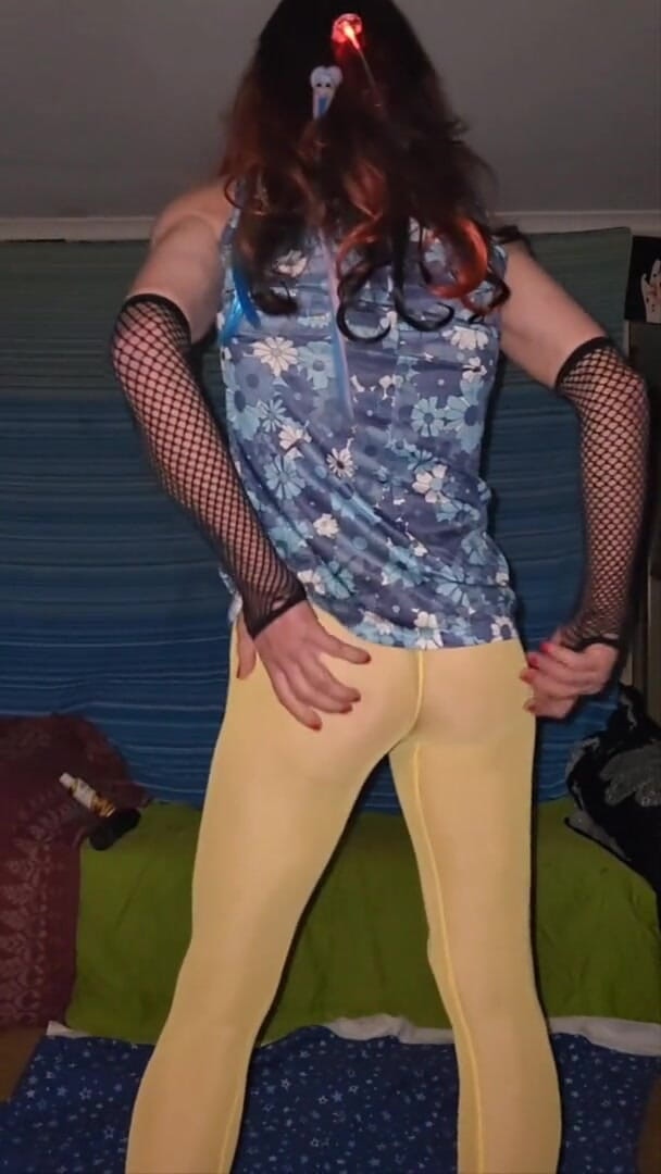 Lizzaali: Another clip i did in my yellow tights