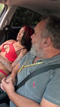 Mc Beka foi às ruas de São Paulo mostrando seu traseiro enorme.