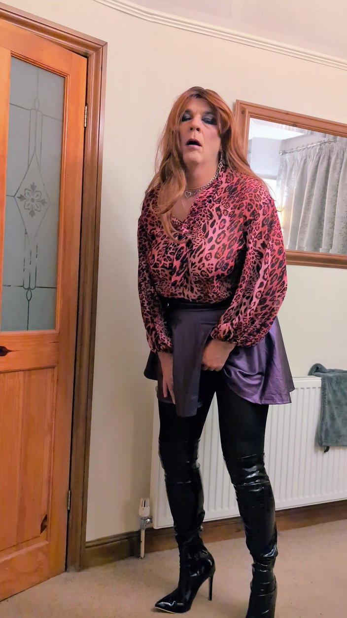 Sarahsatinslut: Krátká sukně, Punčocháče a boty