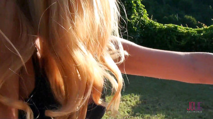 Jolie And Friends: Threesome dengan dua waria panas mendominasi pejantan terangsang