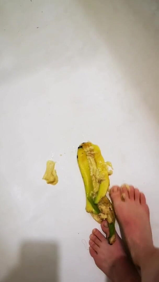 Erotic college: I like banana between the legs