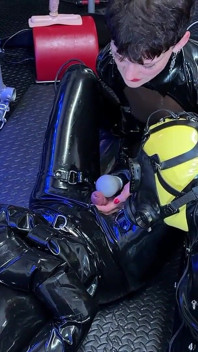 Mistressae Sesje z lalką lateksową Princess: Maska gazu 69 Eksperyment ssania kutasa