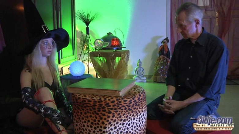 Oldje: Perfektní teen kouření a šukání kundičky s Fortune Teller