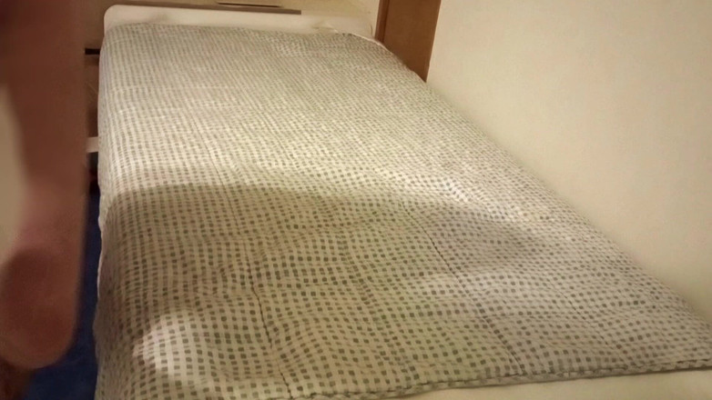 Mark Hannes: Masturbare cu chiloți în pat