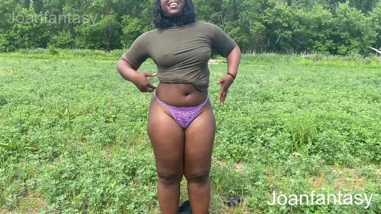 Joanfantasy: मैदान के बीच में खुद को चोदना