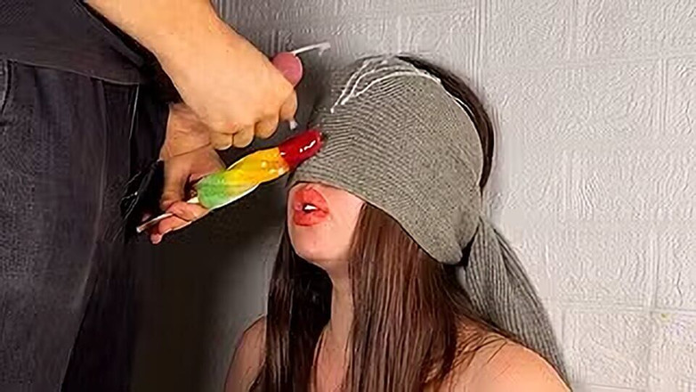 Marshmallow Sweet: Zmrzlinová hra. Masivní výstřik na obličej nevlastní sestry během hry...