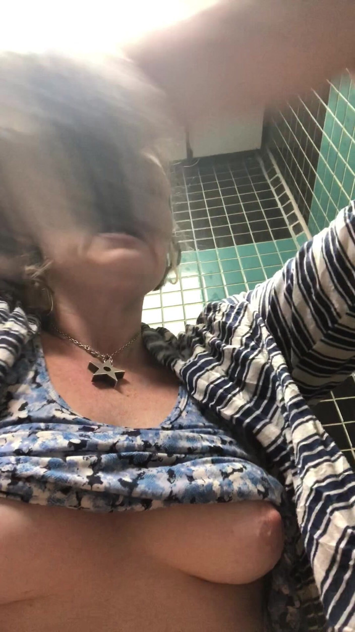 Pissing Paradise: Verzweifelte MILF Pinkelt in Dallas Als Teil Ihrer 'pissing Around the...