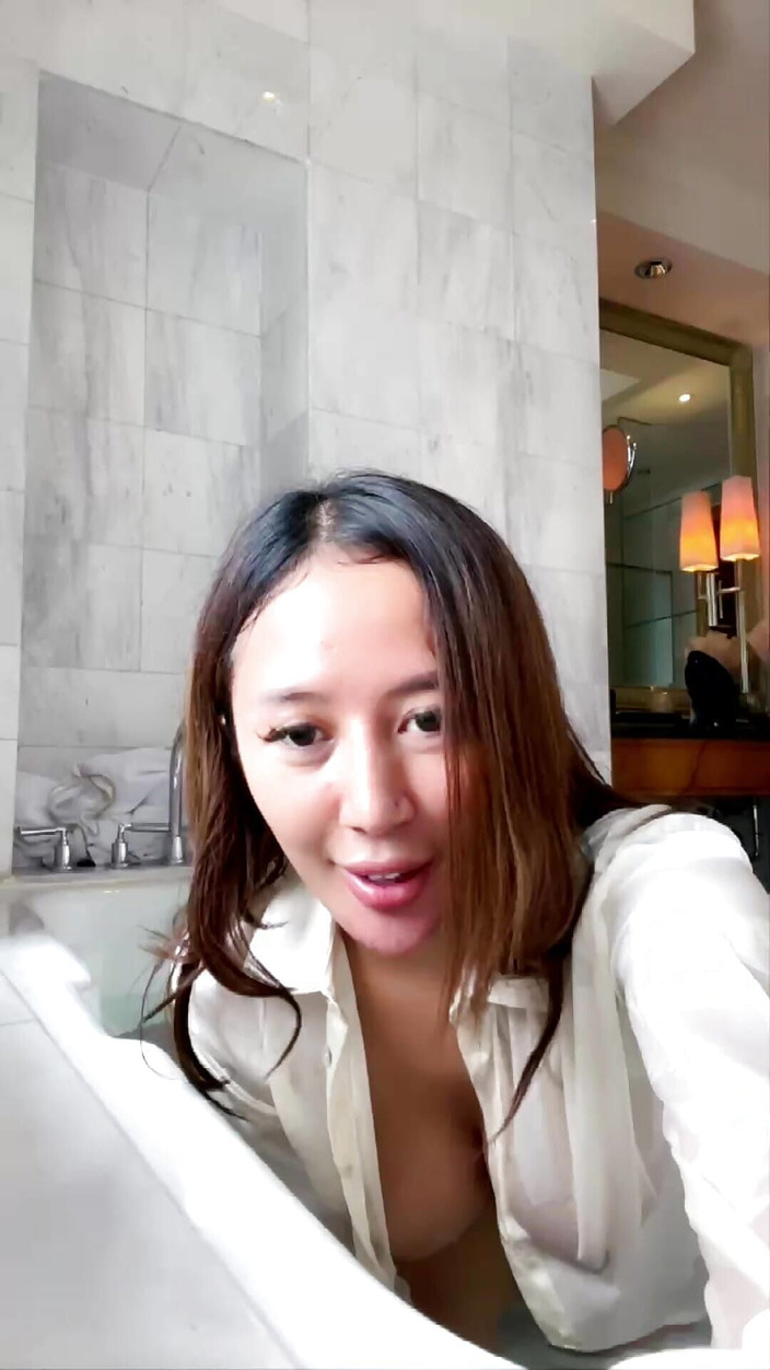 Indoseblay: Colmek en el baño vistiendo una camisa blanca, húmeda y...