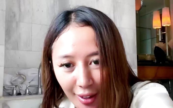 Indoseblay: Colmek dans la salle de bain porte une chemise blanche...
