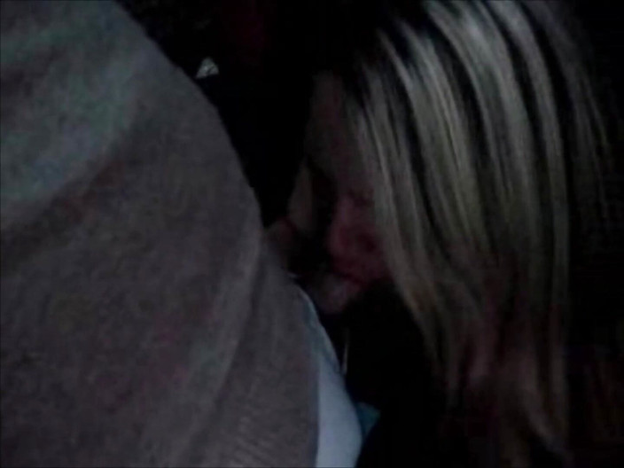 Dogging after dark: Мілфа робить мінет