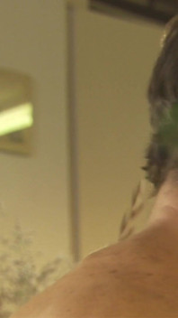 Milf mit dicken möpsen gibt einen hervorragenden blowjob, bevor sie ein hardcore-ficken belohnt wird