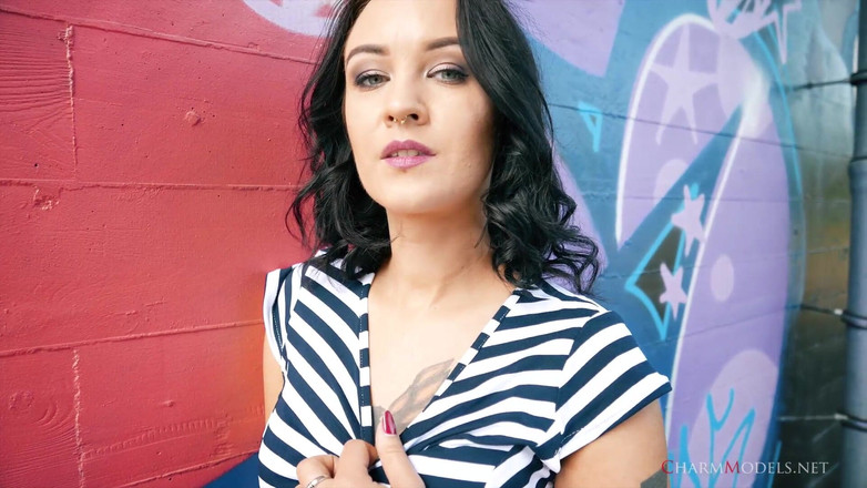 CharmModels: 涂鸦墙上的Lola Ash魅力视频