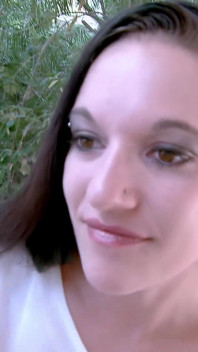 Seks na kanapie z chudą francuską brunetką Megan