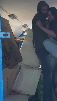 El Trabajador Del Almacén Folló Fuerte a La Encargada Justo En Las Cajas Y La Puso En Su Sitio