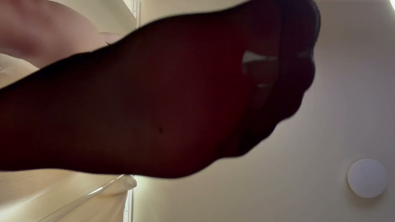 Skinny_lady69: Calcetines de nylon en primer plano, control total de la...