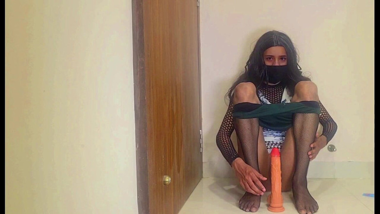 Real Rabbit: Une jolie fille essaye sa première sodomie