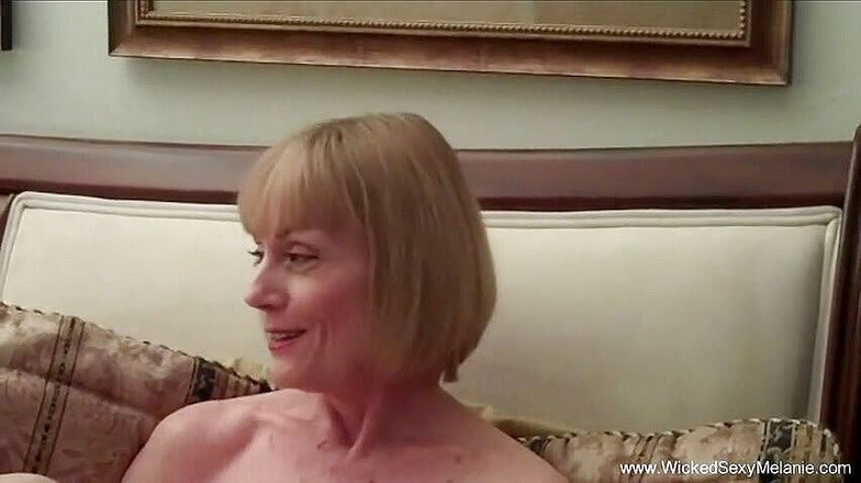 Wicked Sexy Melanie: सुनहरे बालों वाली बूढ़ी औरत बड़ी वांग को खाली करती है