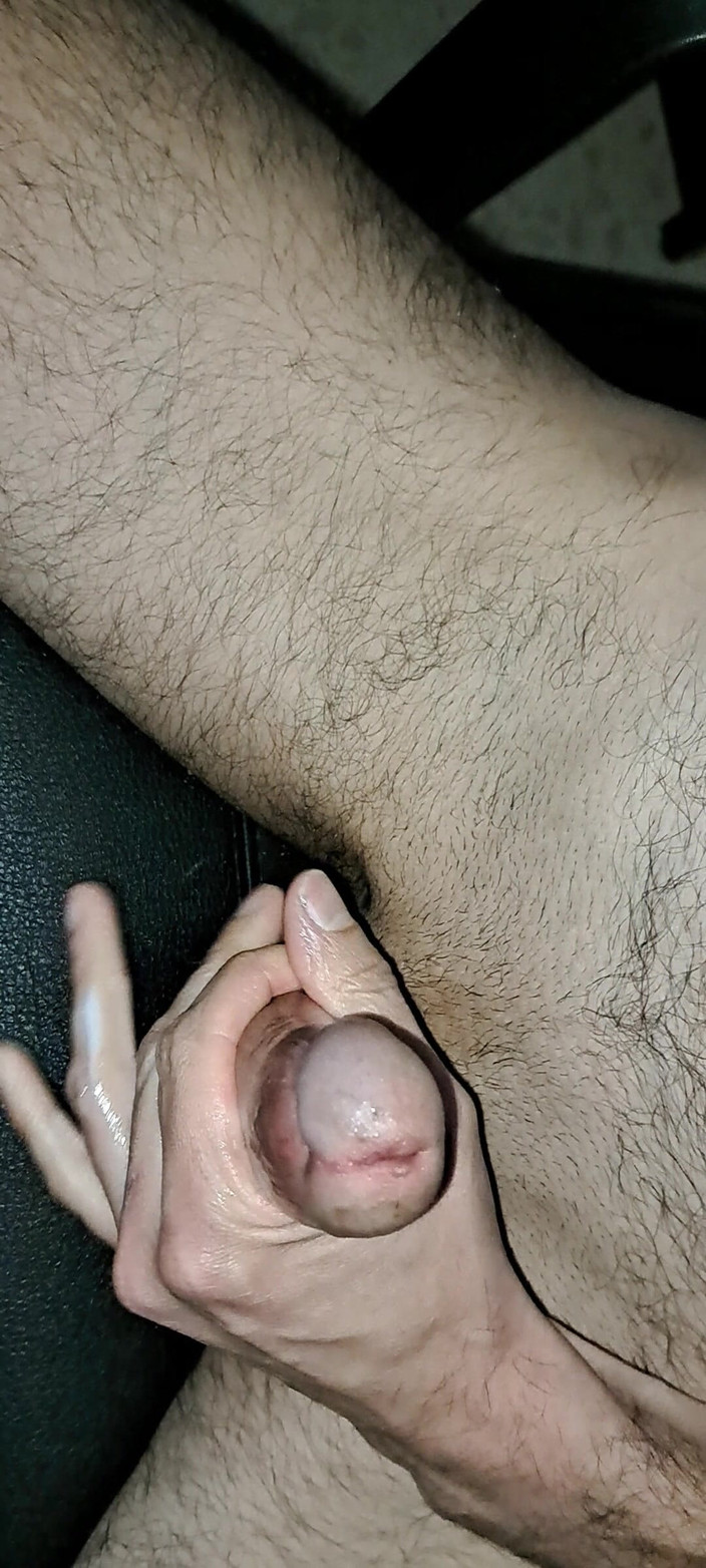 Whisky33: Ich masturbiere beim porno gucken.