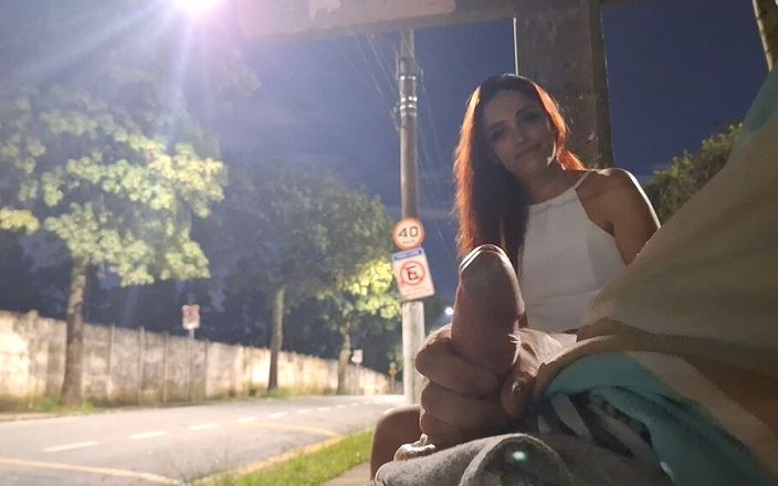 Ksalnovinhos: Riskabelt onanerar vid busshållplatsen bredvid den vackra främlingen!