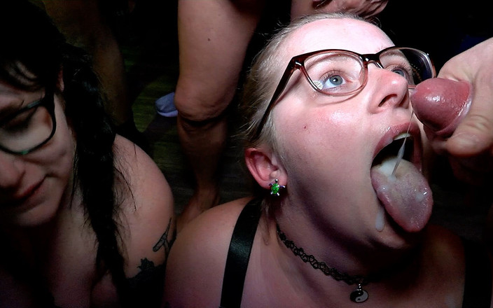 Private Society: O cameră plină de curve murdare