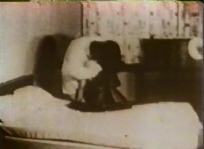 Alfacontent: Troie vintage condividono il cazzo in una gangbang inversa