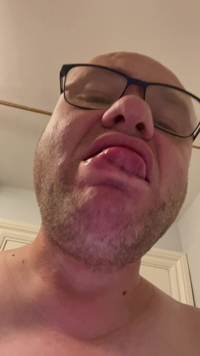 Julian sharp: Julian Sharp cu ciorapi negri pe