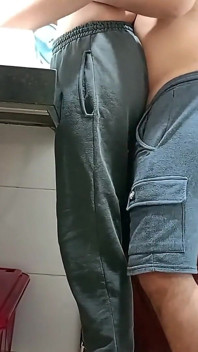 メイドがバスルームで捕まっています。