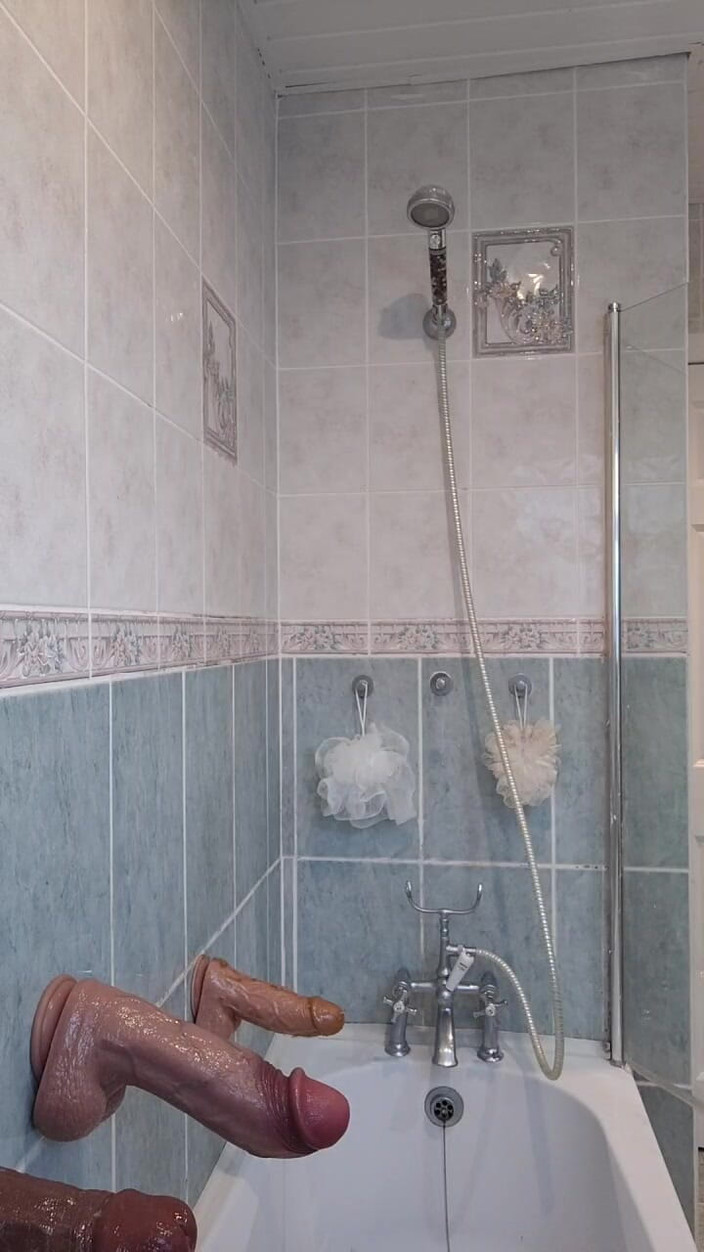 Gordon Uncut: Halka açık kamera teşhirci kamerada üç büyük dildoyla kendini sikiyor