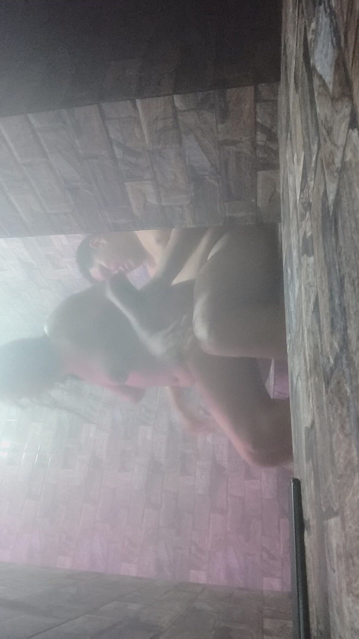 AngyAmazon: Je chevauche mon mari cocu dans le sauna jusqu’à le...