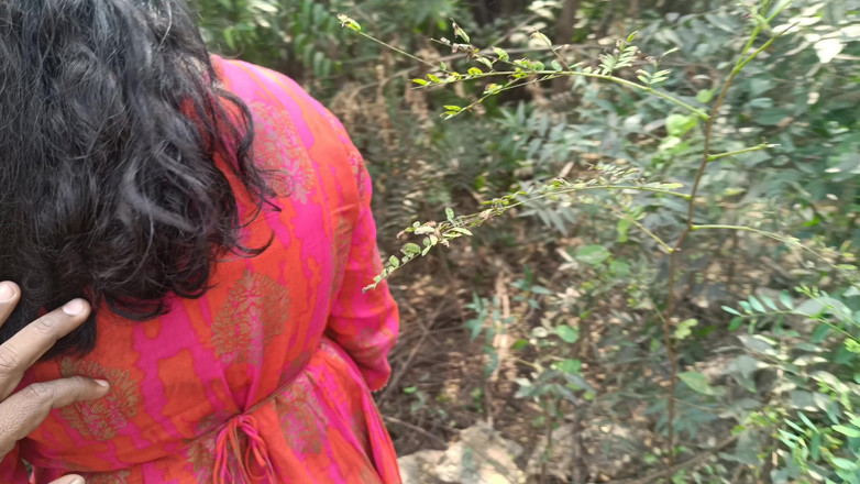 Magilmathi: Sexy krémová kundička v lese venku