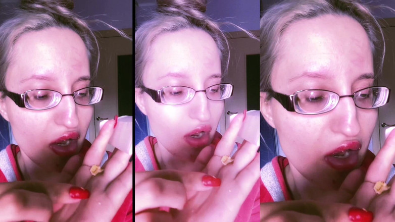 FinDom Goaldigger: Asmr Red Lipstick dan Mini Cake makan