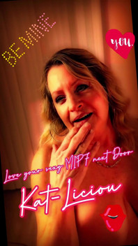 Katlicious voert een zeer sexy en verleidelijke stripplaag uit in rode lingerie
