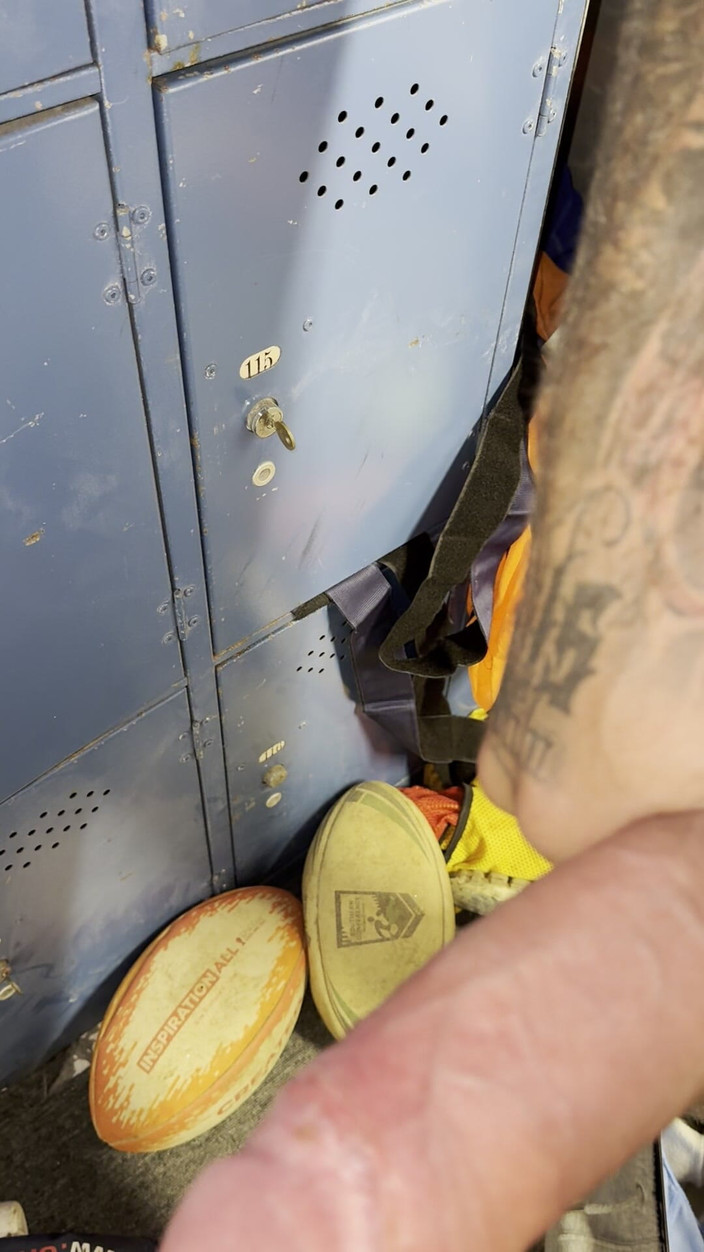 Andyleexxx: M-am obraznic în vestiar cu pula mea uriașă